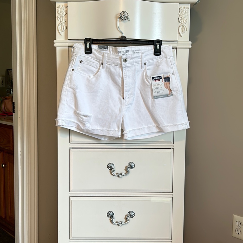 NWT Levi’s Denizen White Jean Shorts